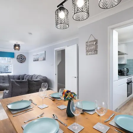 Large Newly Refurbished Modern House, Part Sea Views, South Facing Garden, Parking Villa Penzance Exterior photo