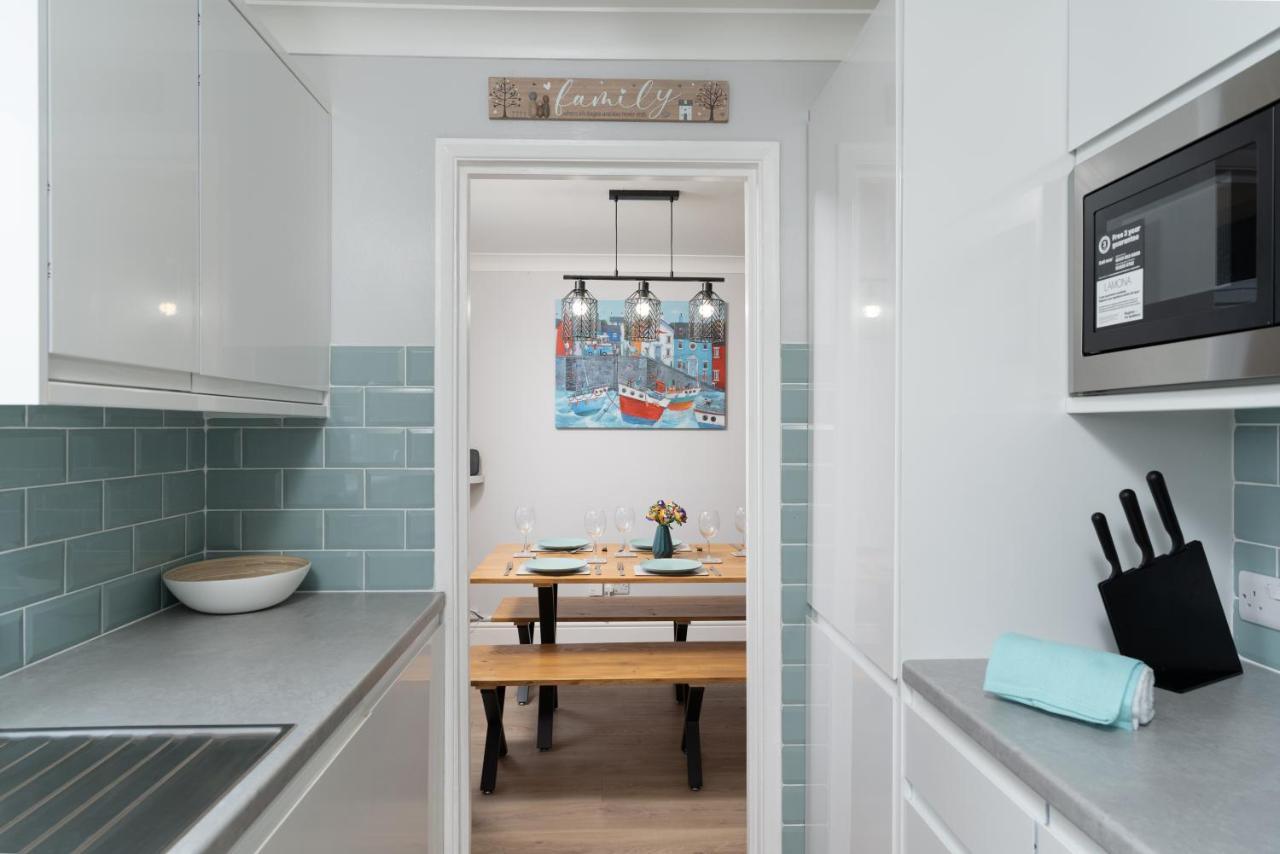Large Newly Refurbished Modern House, Part Sea Views, South Facing Garden, Parking Holiday home