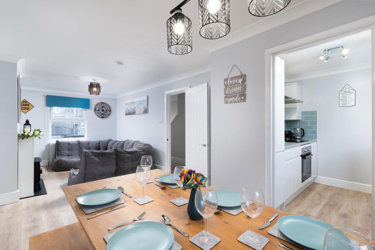 Holiday home Large Newly Refurbished Modern House, Part Sea Views, South Facing Garden, Parking *