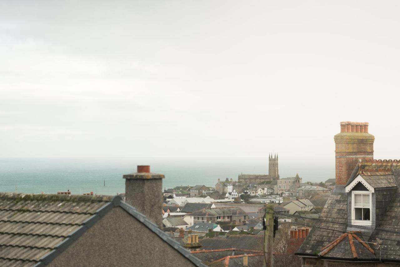 Holiday home Large Newly Refurbished Modern House, Part Sea Views, South Facing Garden, Parking