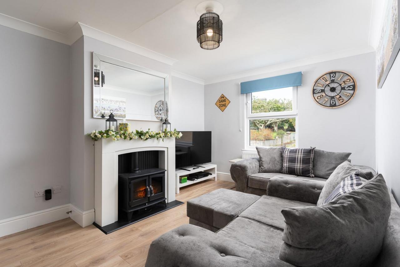 Holiday home Large Newly Refurbished Modern House, Part Sea Views, South Facing Garden, Parking *